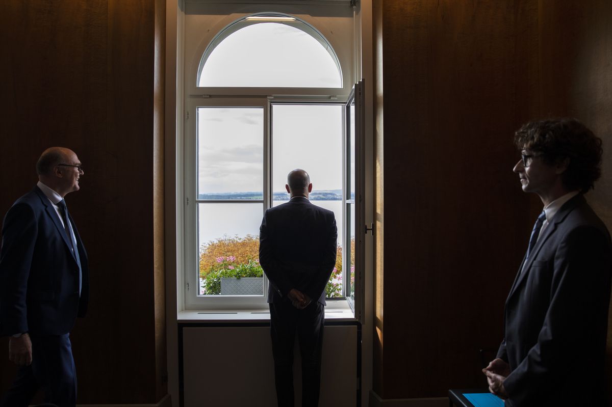 Durant la pandémie, le chef de la communication Peter Lauener (à droite) a été un proche compagnon du conseiller fédéral Alain Berset (au centre). Ici, les deux hommes étaient en visite chez le directeur de la santé zougois Martin Pfister (à gauche).