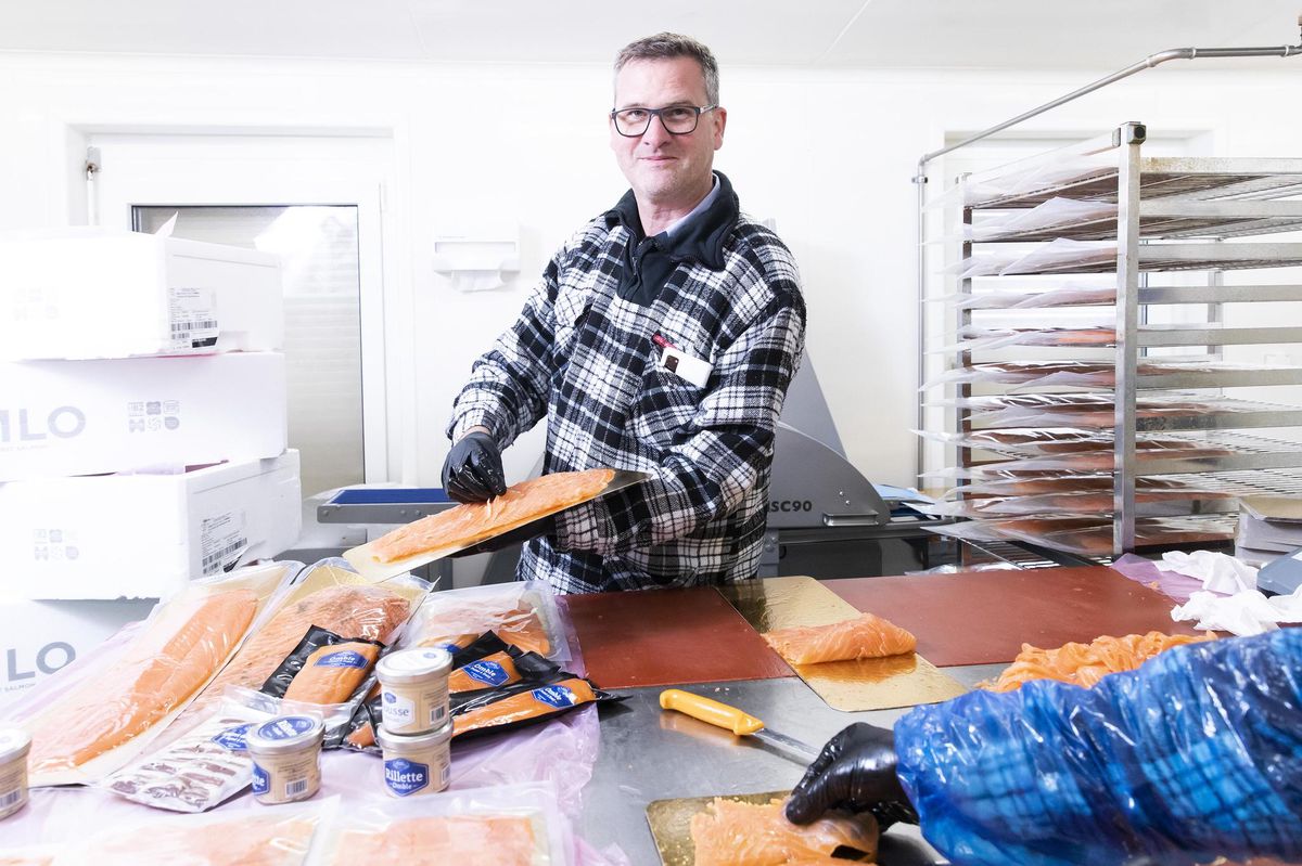 Pascal Crottet fume de l’excellent saumon, qu’il vend tranché ou non.