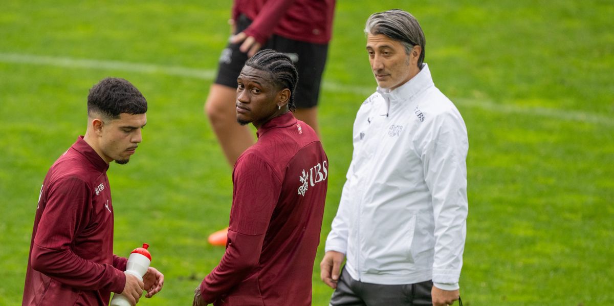 27.05.2024; St.Gallen; Fussball Nationalmannschaft - Zusammenzug- Schweizer Fussball Nati Euro Vorbereitungs Trainingslager;  Joel Monteiro, Trainer Murat Yakin und Zeki Amdouni beim Training 
(Toto Marti/Blick/freshfocus) --------------------------------------------------------------------- ACHTUNG REDAKTIONEN: KEINE ABONNEMENTS, ES GELTEN DIE PREISEMPFEHLUNGEN DES SAB - MANDATORY CREDIT, EDITORIAL USE ONLY, NO SALES, NO ARCHIVES ---------------------------------------------------------------------