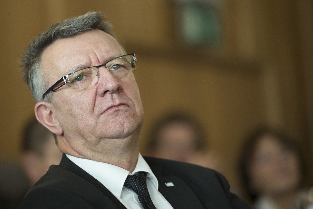 Georges Godel, Conseiller d'Etat fribourgeois lors des elections protocolaires (presidence et vice-presidences du Grand Conseil et presidences du Conseil d'Etat et du Tribunal cantonal) pour l'annee 2015 ce mercredi 19 novembre 2014 dans la salle du Grand Conseil a Fribourg. (KEYSTONE/Jean-Christophe Bott)