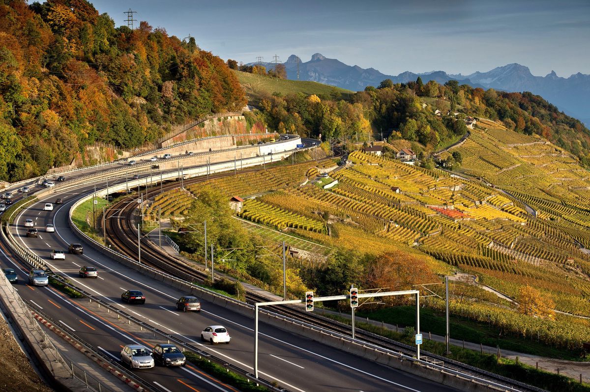 Avec ses portions qui passent tout près des vignes (ici au-dessus d’Épesses), l’autoroute A9 n’aurait pas volé le nom que d’aucuns rêvaient de lui donner.