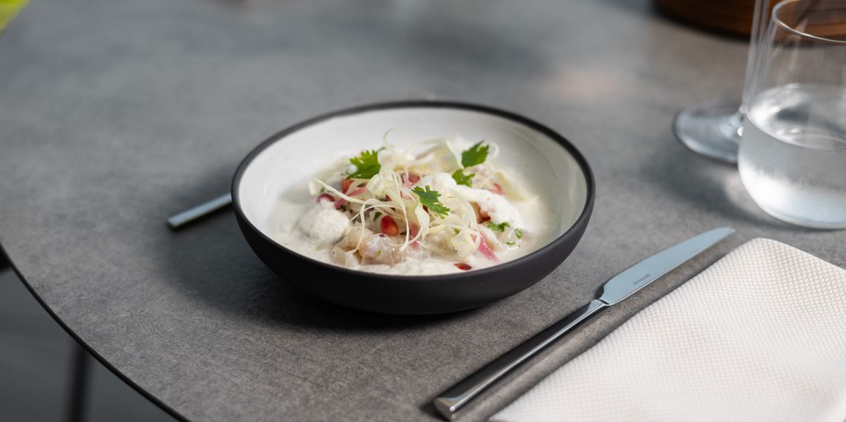 Le ceviche de daurade avec de la coriandre, de la grenade et du leche de tigre, est servi à la Table du Palafitte, à Neuchâtel.