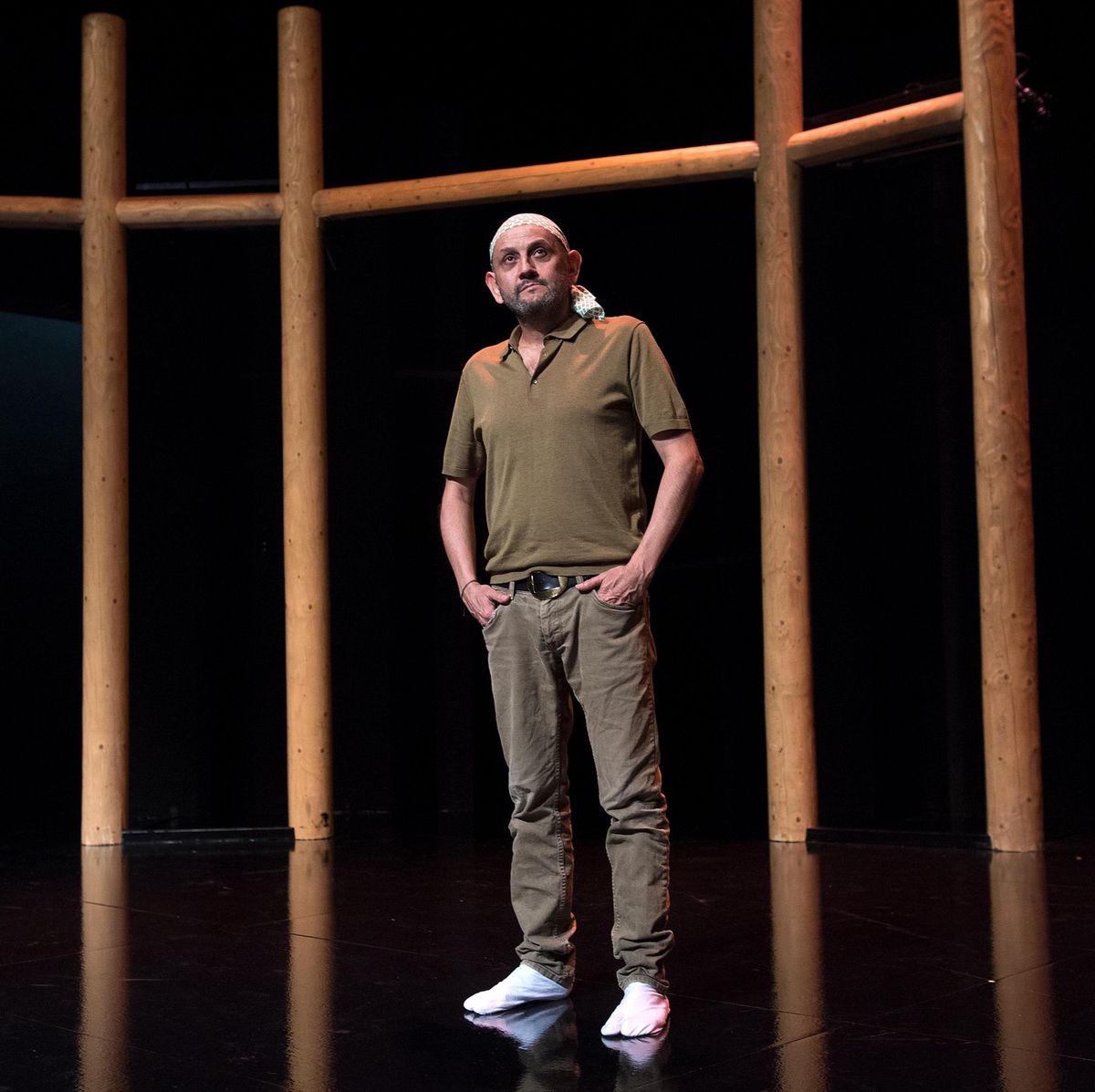 Omar Porras, directeur du Théâtre Kléber-Méleau, debout sur scène devant un torii japonais pour Roméo et Juliette.