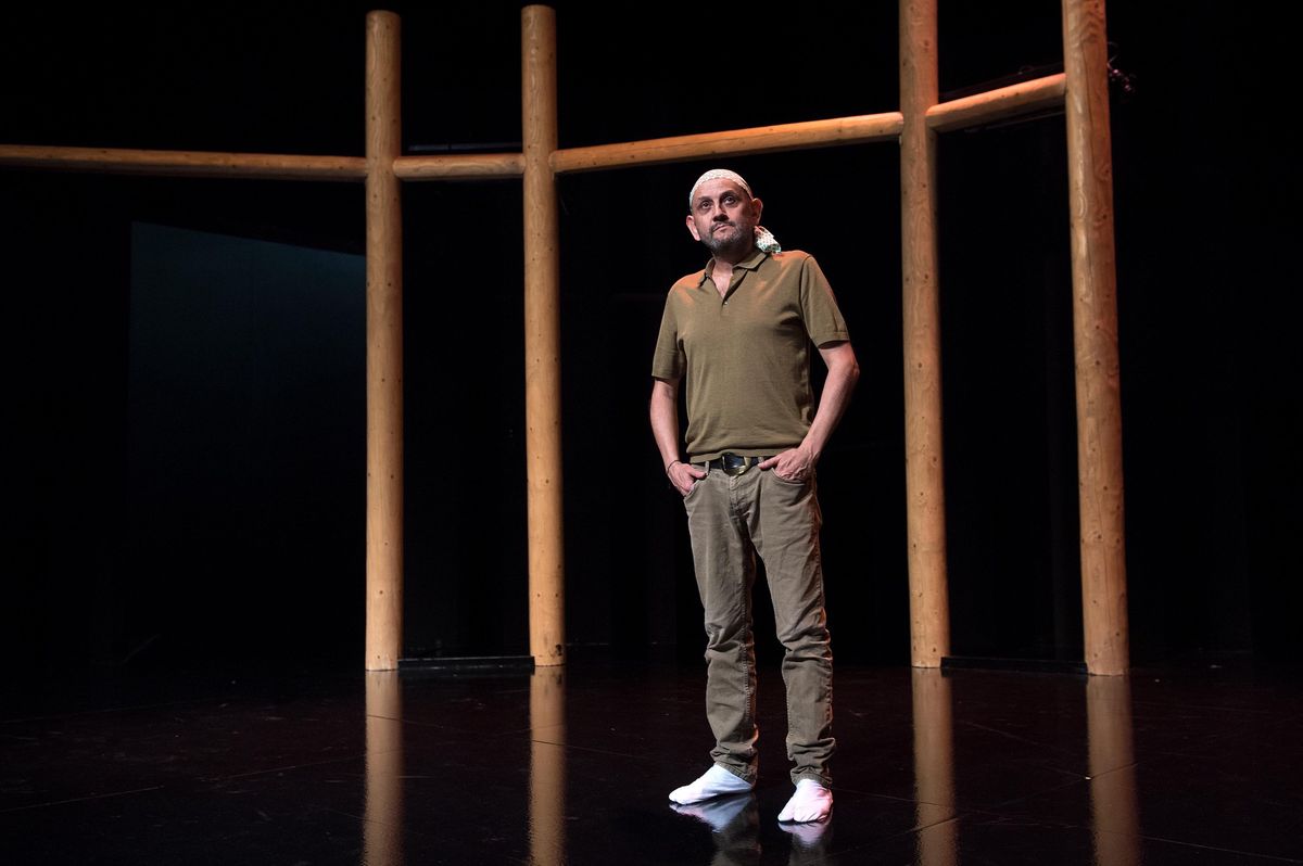 Omar Porras, directeur du Théâtre Kléber-Méleau, debout sur scène devant un torii japonais pour Roméo et Juliette.