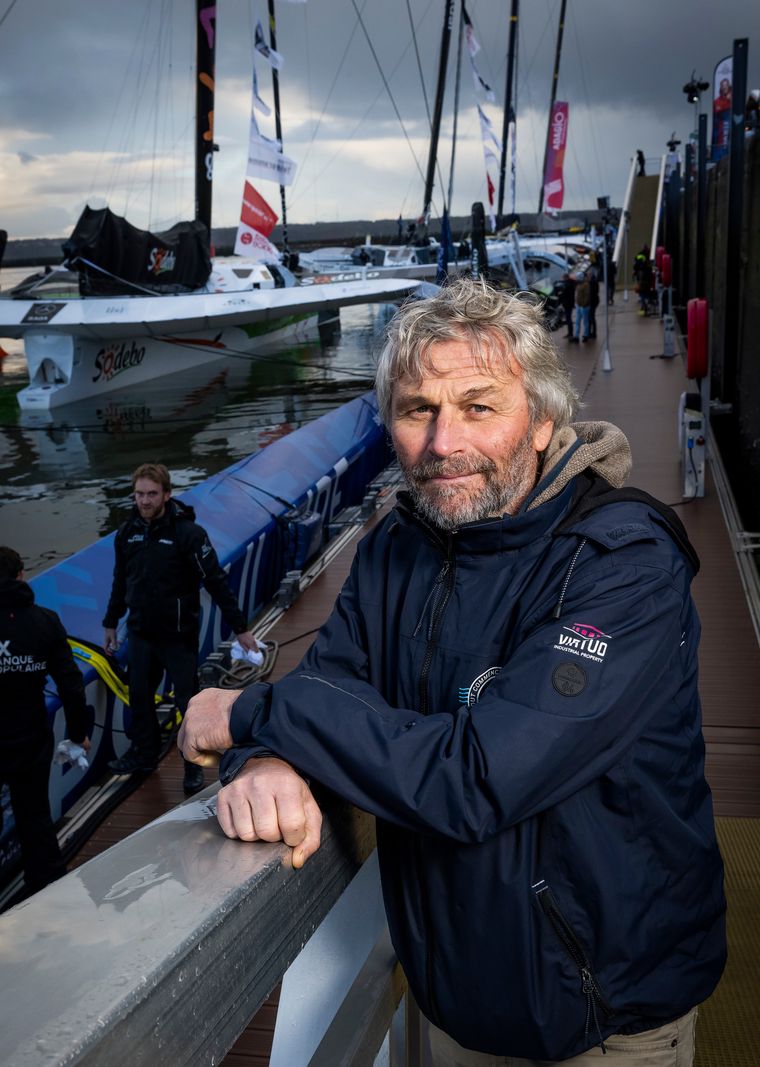 05.01.2024; Brest ; Voile; Arkea Ultim Challenge; Dimanche 7 Janvier 2024 à 13h30, ils seront six « Geants des mers » a s elancer de Brest, avec a bord un skipper solitaire qui tentera de boucler un tour du monde d’Ouest en Est, par les 3 caps. Bernard Stamm Brestois d adoption s exprime sur cette course spectaculaire; Bernard Stamm devant le bassin des Ultim dans le port de Brest
Photo Jean-Guy Python
