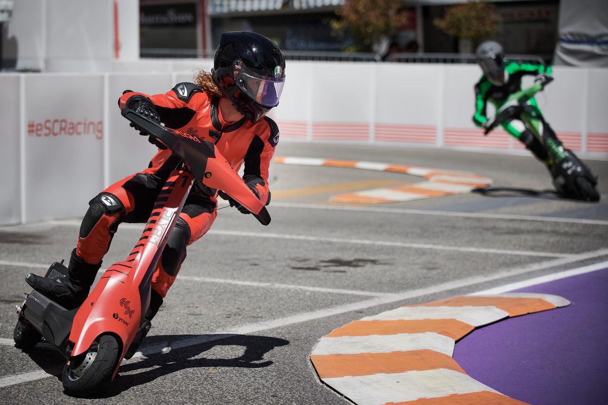 Matis Neyroud est en action lors de la deuxième manche du championnat du monde d'eSkootr , le 27 mai 2022 à Sion.