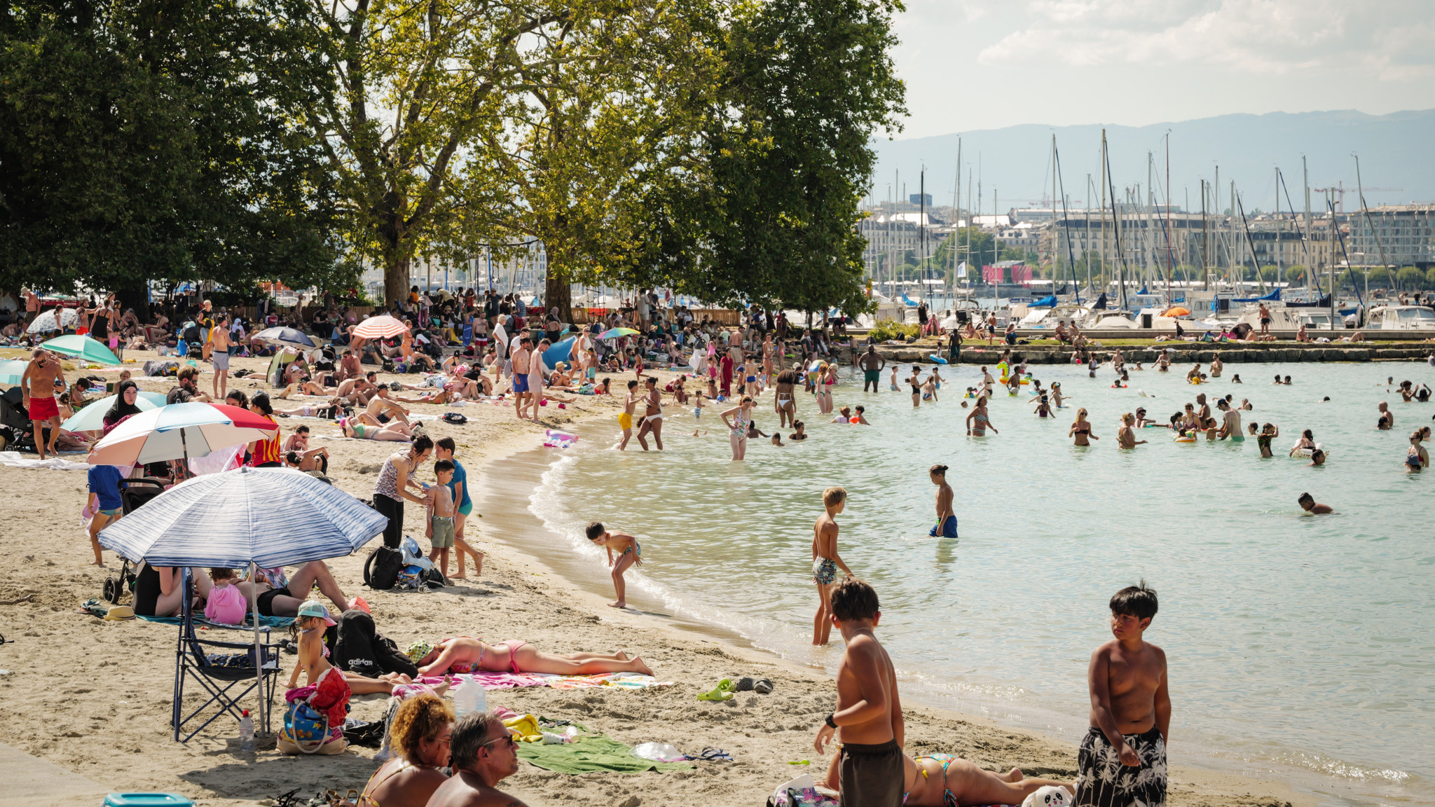 Genève, le 12 août 2024. Il fait chaud ce lundi. Il est 15h30 et les plages se remplissent. Ici Baby Plage aux eaux-Vives.
