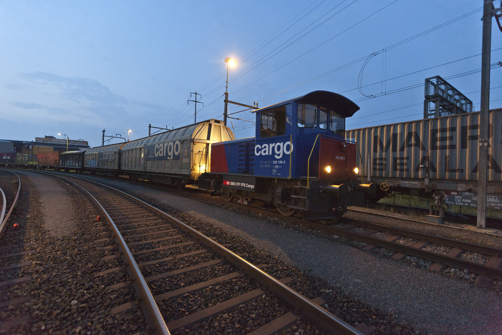 Un train de marchandises de SBB Cargo effectuant une livraison tôt le matin depuis Schwerzenbach, photographié le 23 août 2012.
