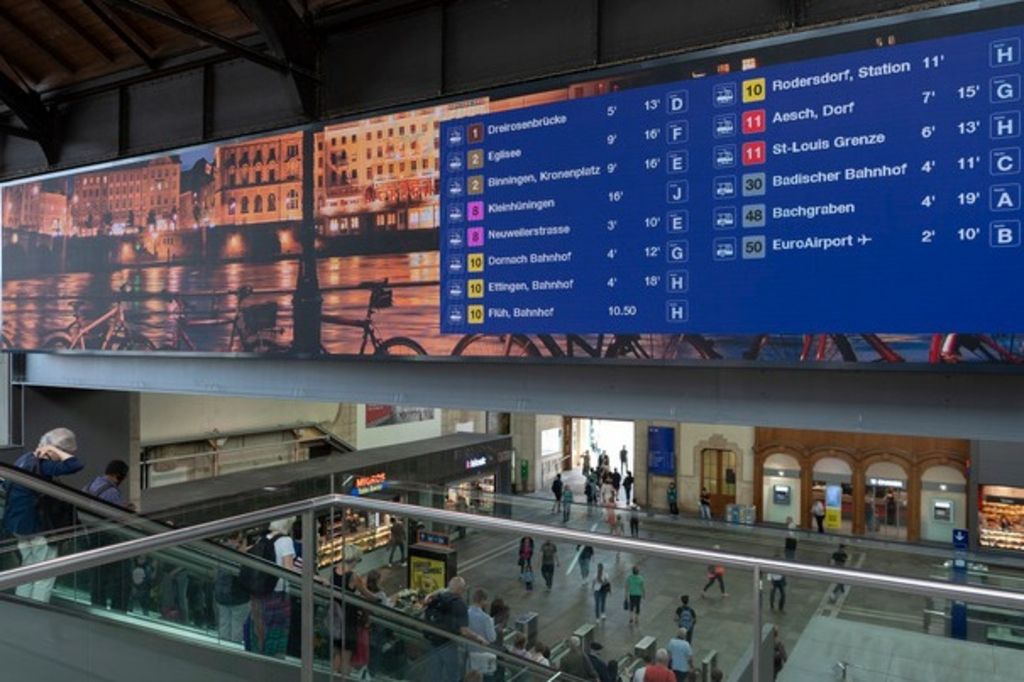 Innovation La gare de Bâle a un écran de 12 mètres de large 24 heures