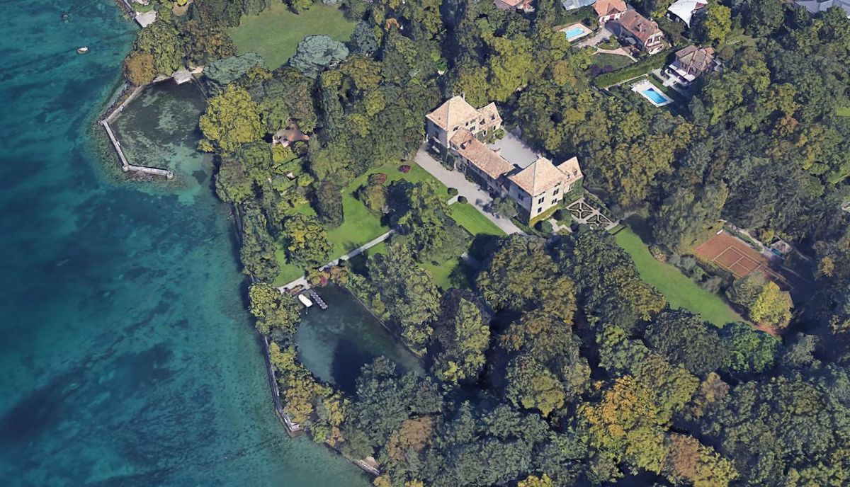 Le château de Bellerive, avec son port privé et son court de tennis.