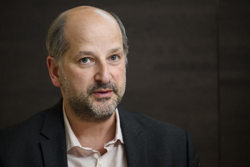 Gregoire Junod, syndic de Lausanne, parle lors d'une conference de presse sur un nouvel accord institutionnel entre l'Etat de vaud et les deux associations de communes vaudoises le jeudi 30 mars 2023 a Lausanne. (KEYSTONE/Jean-Christophe Bott)