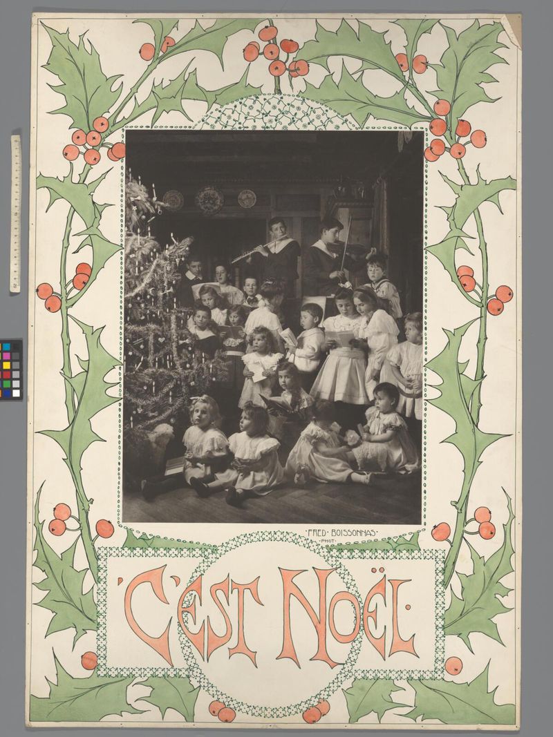 Photo ancienne de nombreux enfants autour d’un arbre de Noël décoré, avec des motifs de houx et du texte ’C’est Noël’ en bas.