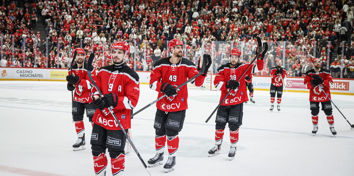 Les joueurs lausannois celebrent leur victoire apres le 6eme match de la finale de play-off du championnat suisse de hockey sur glace de National League entre Lausanne HC, LHC, et ZSC Lions, ZSC, ce samedi 27 avril 2024 a la patinoire de la Vaudoise Arena a Lausanne. (KEYSTONE/Valentin Flauraud)