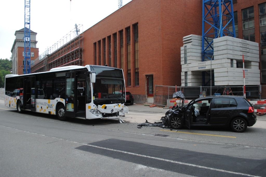 Une auto et un bus de ligne entrent en collision