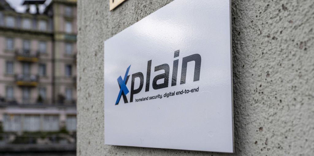 Sicht auf das Logo am Hauptsitz der IT-Firma Xplain, am Sonntag, 2. Juli 2023, in Interlaken. Die IT-Firma wurde im letzten Mai gehackt. Die Software des Unternehmens wird bei Polizei-, Gerichts- und anderen Behoerden von Bund und Kantonen eingesetzt. Bei der Attacke erbeuteten die Hacker heikle Daten von Verwaltung und Behoerden, inzwischen sind diese im Darknet einsehbar. (KEYSTONE/Peter Schneider)