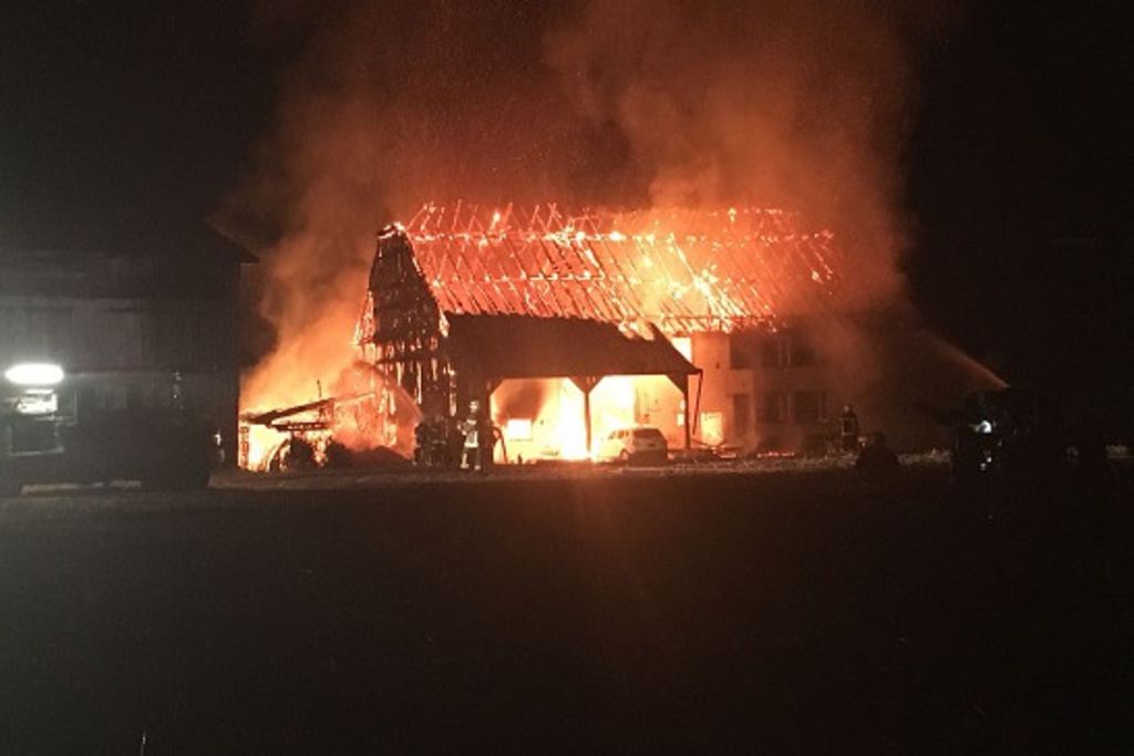 Une ferme détruite par les flammes à Fétigny