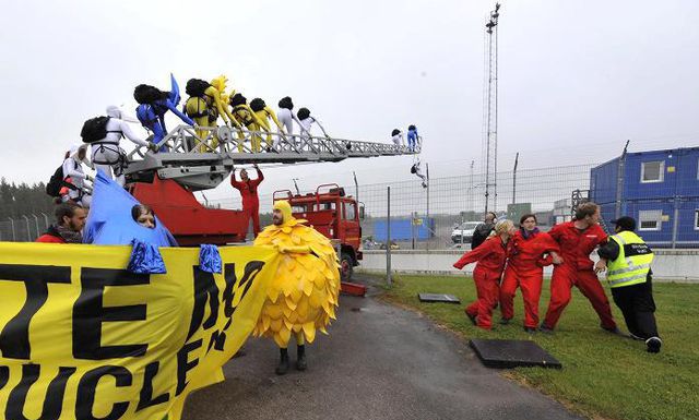 Greenpeace macht auf Mängel beim AKW Forsmark in Schweden aufmerksam: Aktivisten gelangen auf das Gelände des AKWs.