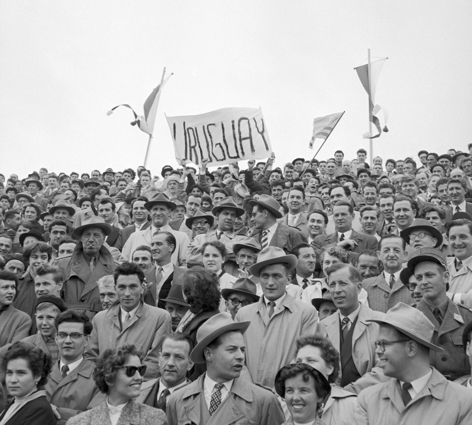 23 mai 1954, le public se masse dans les tribunes du nouveau stade de la Pontaise. Lausanne espérait ouvrir la Coupe du monde, elle organise plutôt un Uruguay-Suisse pour marquer les 60 ans des Jeux olympiques modernes.