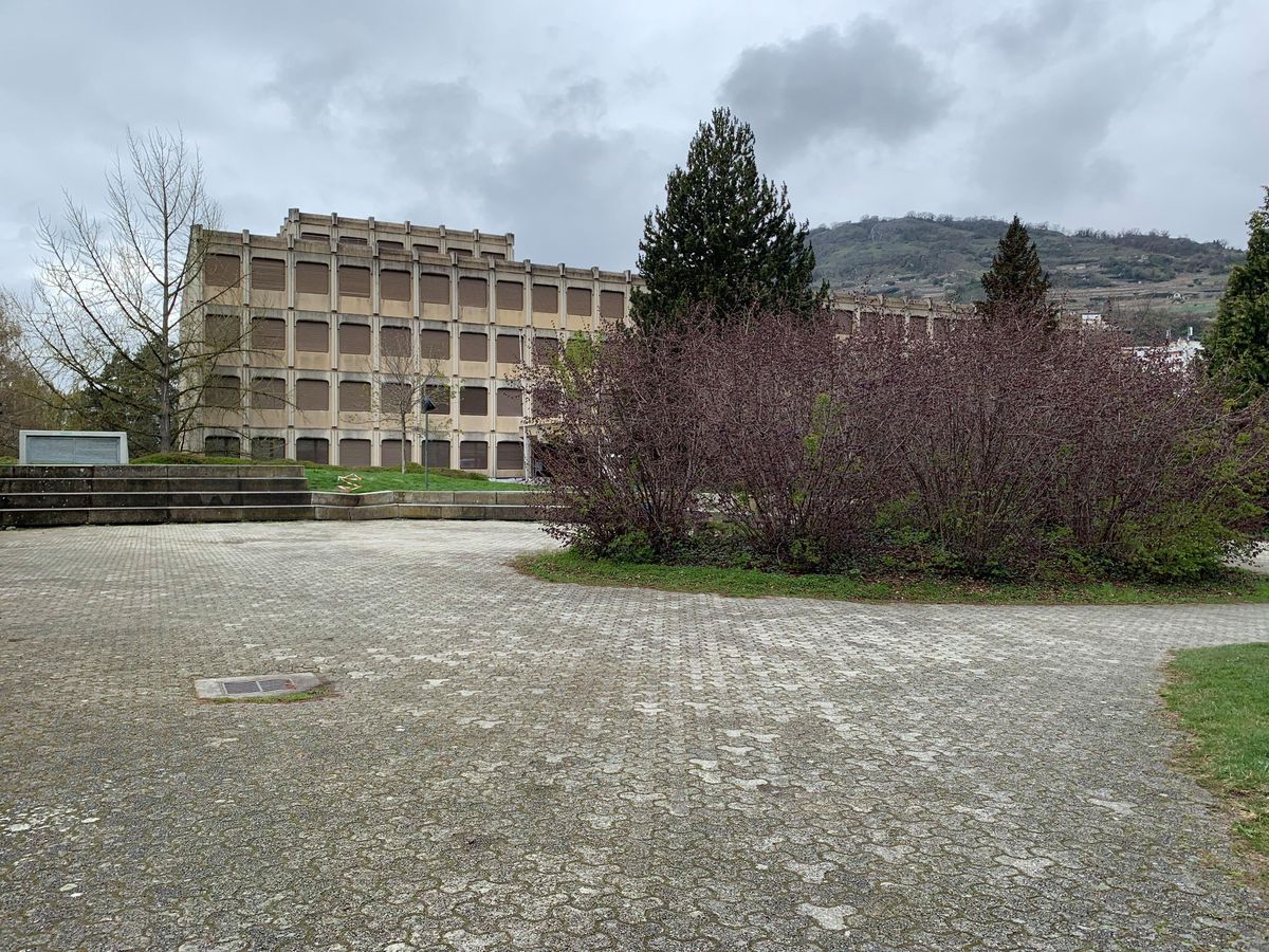 Un livre de condoléances est ouvert depuis jeudi dans la chapelle du Lycée des Creusets, à Sion.