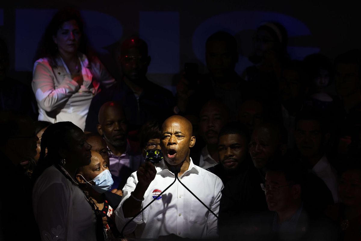 Eric Adams a célébré mardi soir sa première place lors de la primaire démocrate pour la mairie de New York sous les acclamations de ses supporters clamant «le champion est ici». 