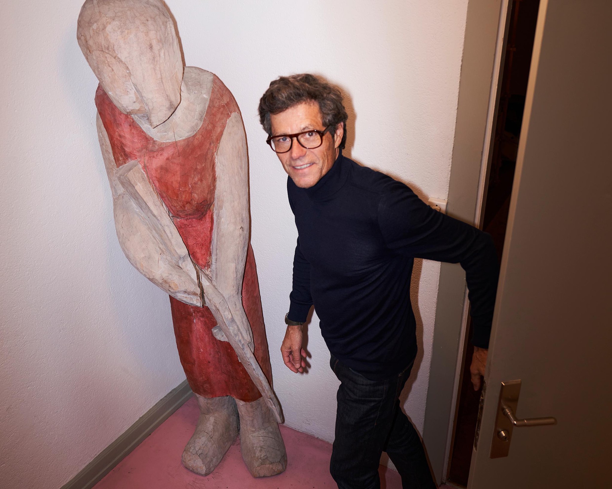 Martin Meyer vor einer Skulptur von Severin Müller.                           