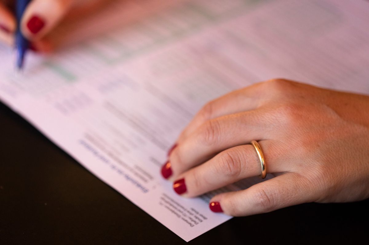 Ein verheiratete Frau fuellt ein Steuererklaerung am 3. Febraur 2016 in Zuerich.
(KEYSTONE/Gaetan Bally)