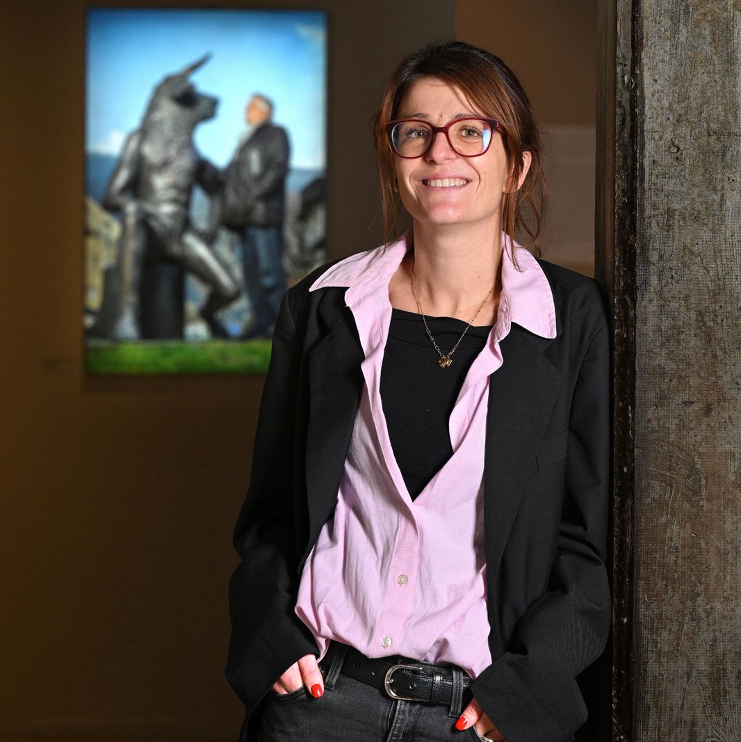 Anouck Darioli, vice-présidente de la Fondation Gianadda, sourire aux lèvres, posant à l’intérieur d’une galerie.