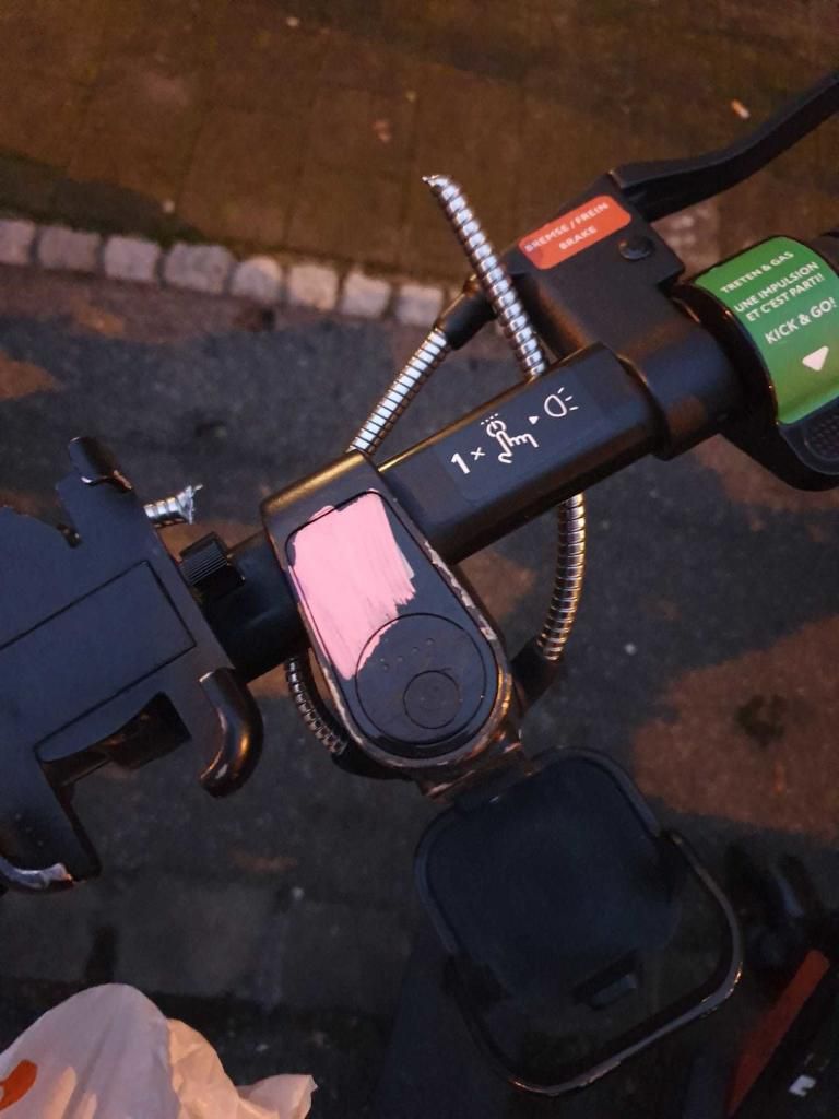In Basel wurden in der Nacht auf Mittwoch, 11. Dezember 2019, E-Scooter sabotiert, zum Teil wurden Bremskabel gekappt. In Basel wurden in der Nacht auf Mittwoch, 11. Dezember 2019, E-Scooter sabotiert, zum Teil wurden Bremskabel gekappt.