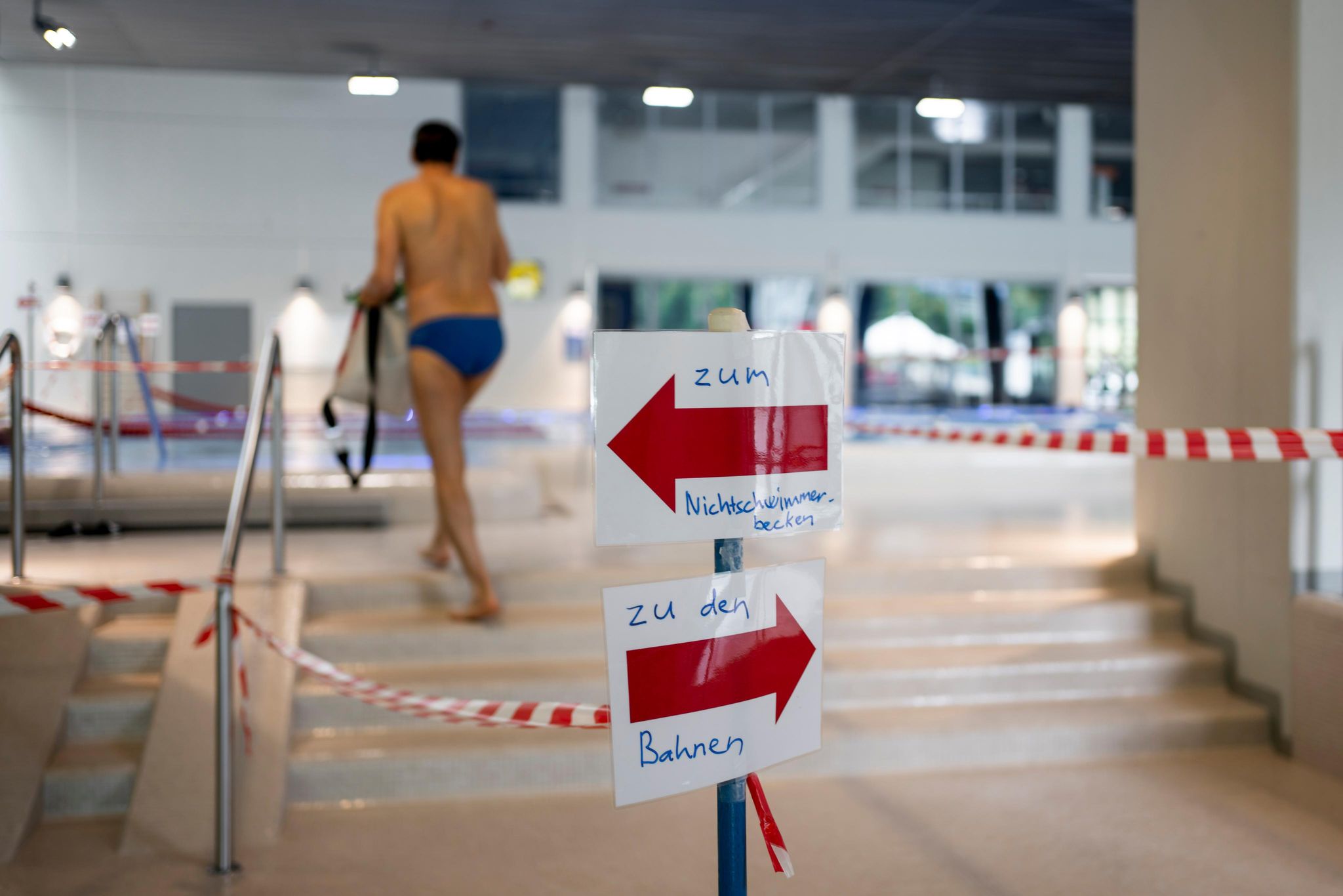 Das Hallenbad Schluefweg in Kloten hat bereits seit Mitte Mai Erfahrungen gesammelt, wie trotz Beschränkungen der Betrieb funktionieren kann.
