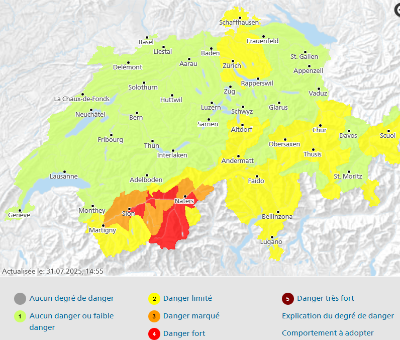 Carte de la Suisse montrant les niveaux de danger par région au 31 juillet 2025 à 14h55. Les zones en rouge indiquent un danger fort autour de Sion et Naters. Les zones en orange montrent un danger marqué près d’Adebloden. En jaune, un danger limité, et en vert, aucun danger.