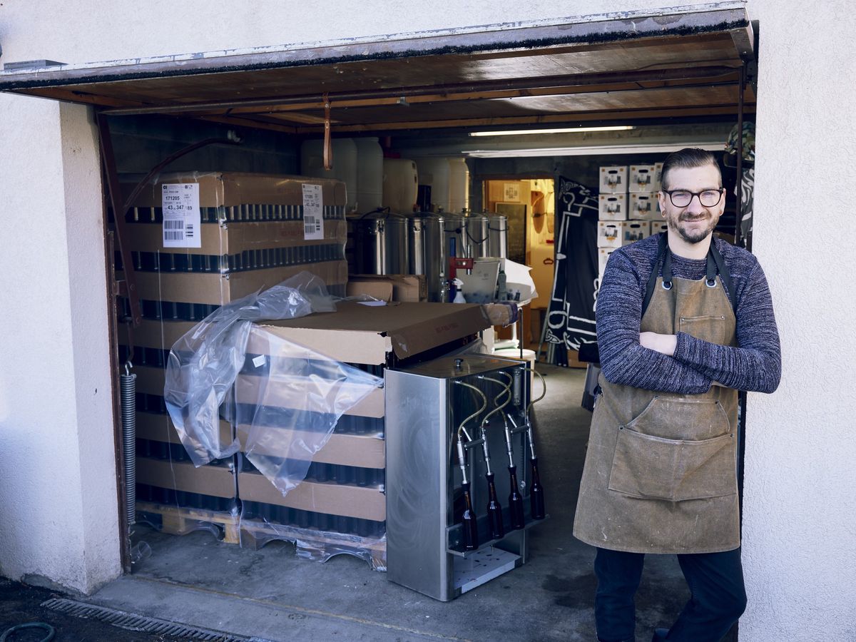 C’est dans son garage que Nicolas Mariéthoz a installé sa picobrasserie. L’an passé, il a quitté son travail pour se lancer dans la bière. 