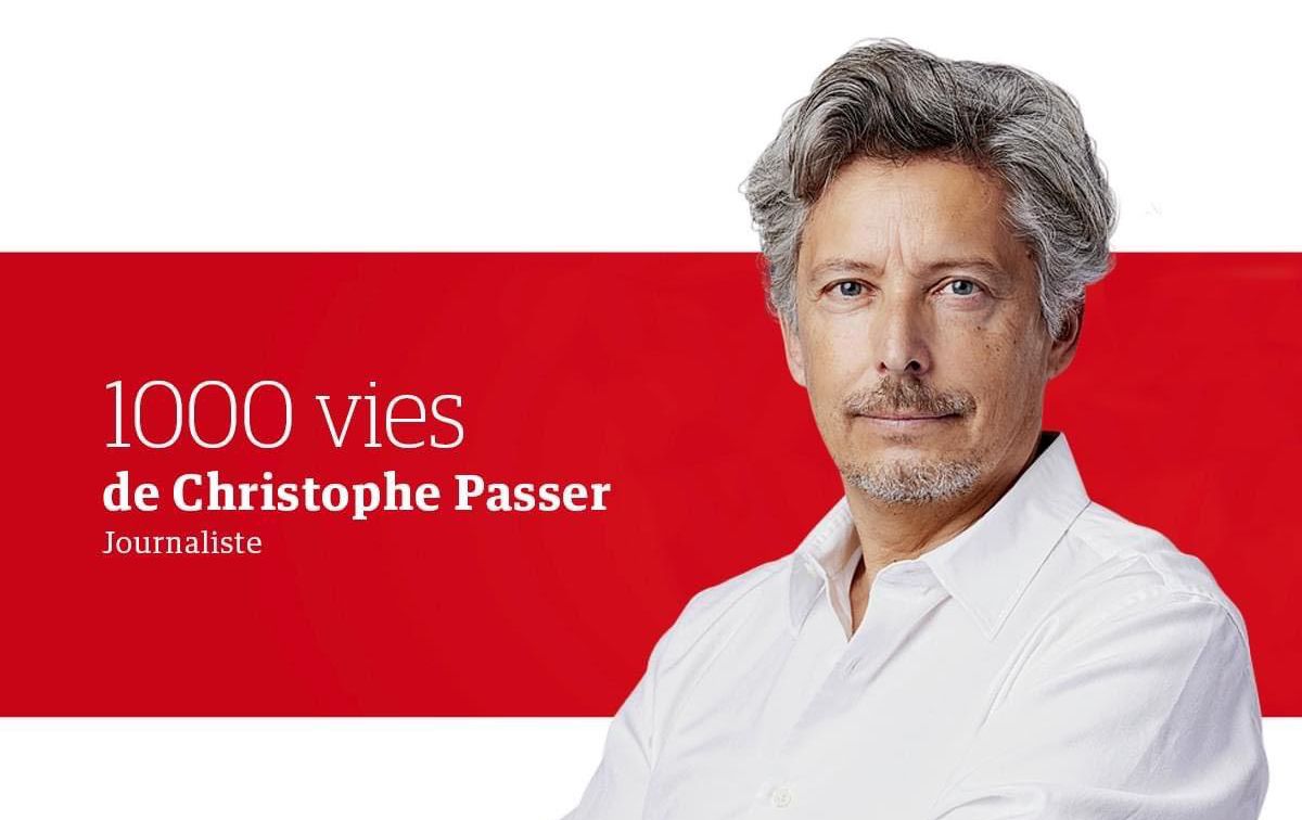 Homme aux cheveux gris vêtu d'une chemise blanche, posant devant un fond rouge avec le texte '1000 vies de Christophe Passer, Journaliste'.