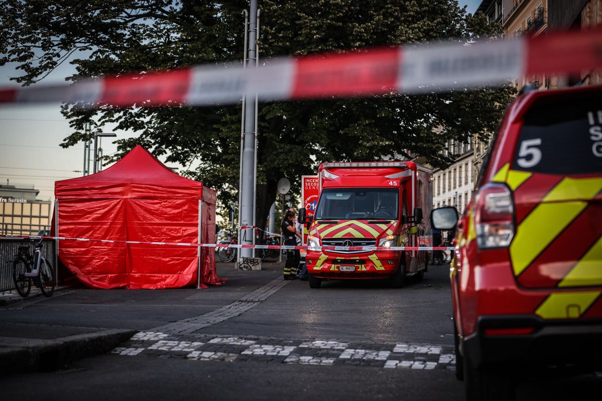 Scène d'un crime avec une tente rouge et des véhicules d'urgence au Quai des Forces Motrices à Genève, où un homme a été poignardé.