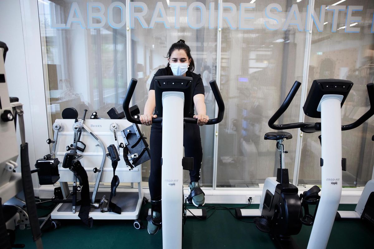 Testée positive au Covid en janvier, Nathalie commence enfin à vivre sans être essoufflée au moindre mouvement grâce au programme qu’elle suit à l’Hôpital de la Tour, à Genève.