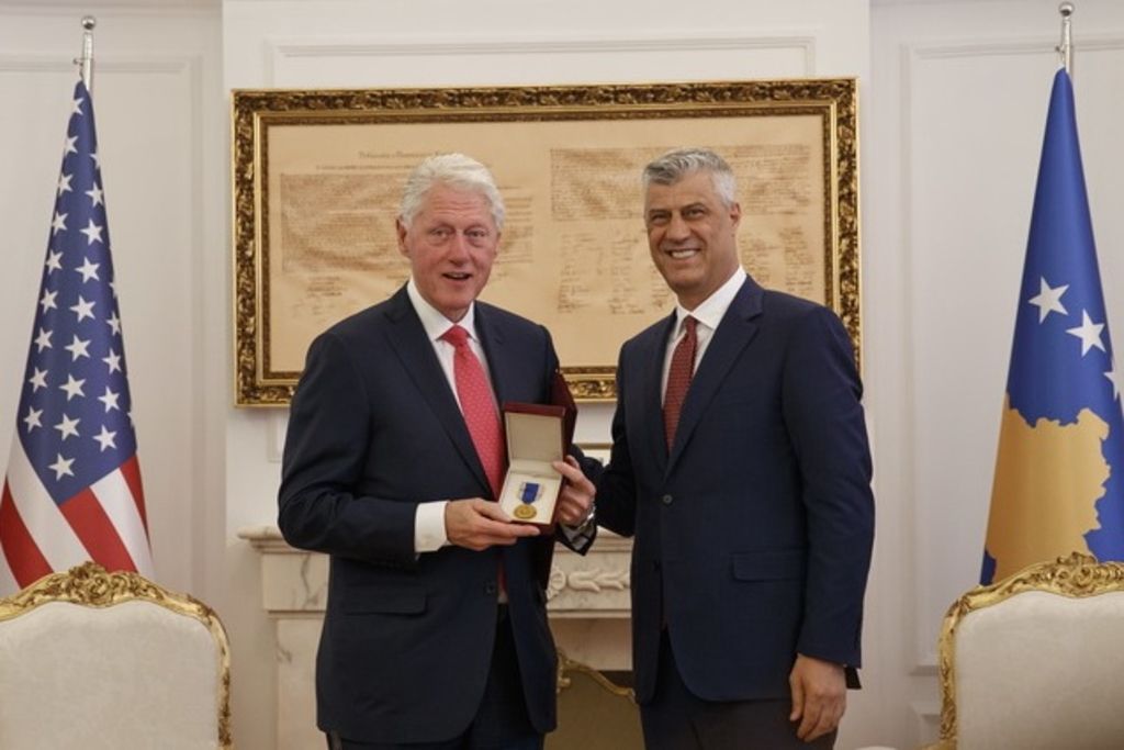 Clinton décoré au Kosovo, vingt ans après la guerre