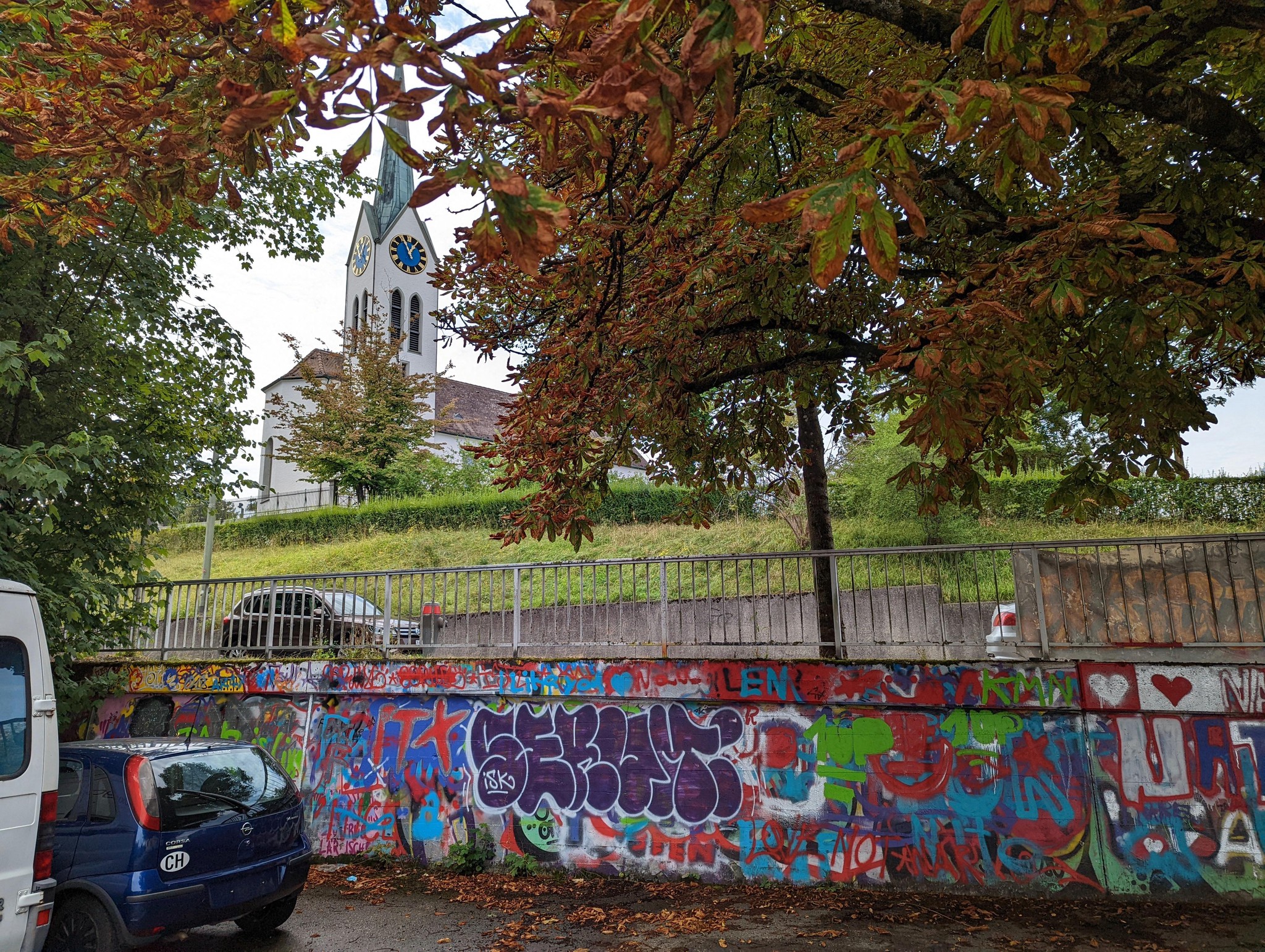 Auf der Tösstalstrasse rauschen die Autos vorbei, im Jugendtreff Sternen vis-a-vis der Kirche ist Sommerflaute.