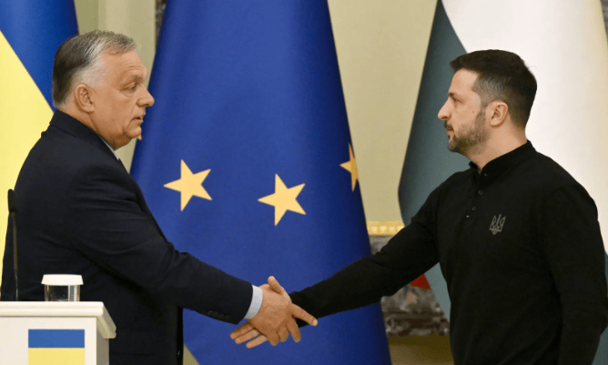 Volodymyr Zelensky serre la main de Viktor Orban (gauche) lors d’une conférence de presse.