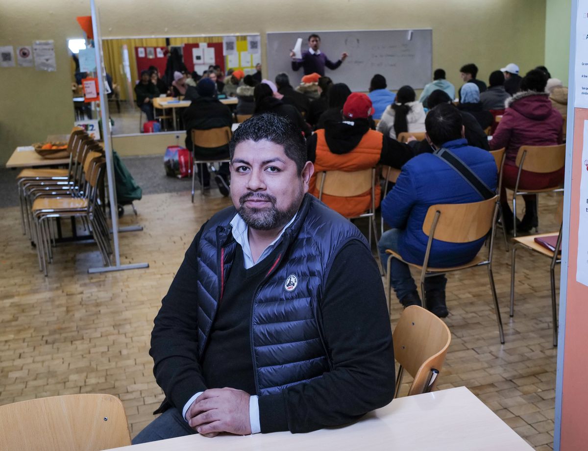 Genève 31/01/2024
Luis Velasquez, au centre paroissial 55, avenue Went. Un théologien au plus près de la rue- Aumônier responsable de l'Espace Solidaire Pâquis, Luis Velasquez accueille tous les jours environ 150 personnes démunies, le plus souvent des SDF, dans sa structure. Depuis septembre, des repas sont offerts 2 fois par semaine. A l'heure des grands froids, l'homme essaie de donner un peu plus que le nécessaire à ses "passants", souvent des migrants, dans lesquels il perçoit la figure du Christ, comme formulé dans son travail de mémoire. Il oeuvre également à 50% au sein d'Agora, l'aumônerie pour les requérants d'asile de Genève.