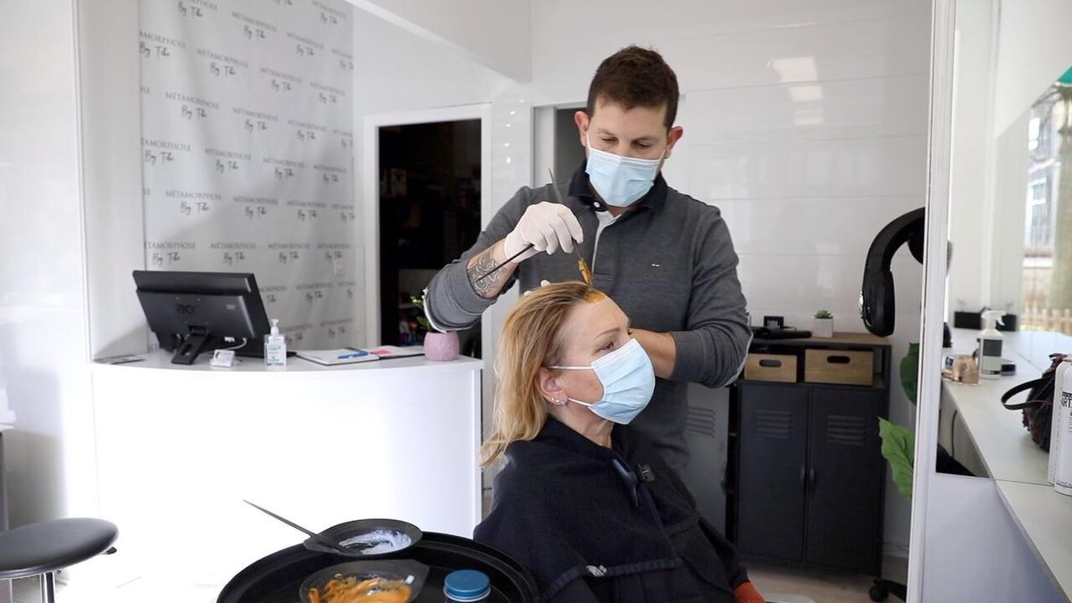 Un homme coiffe une femme