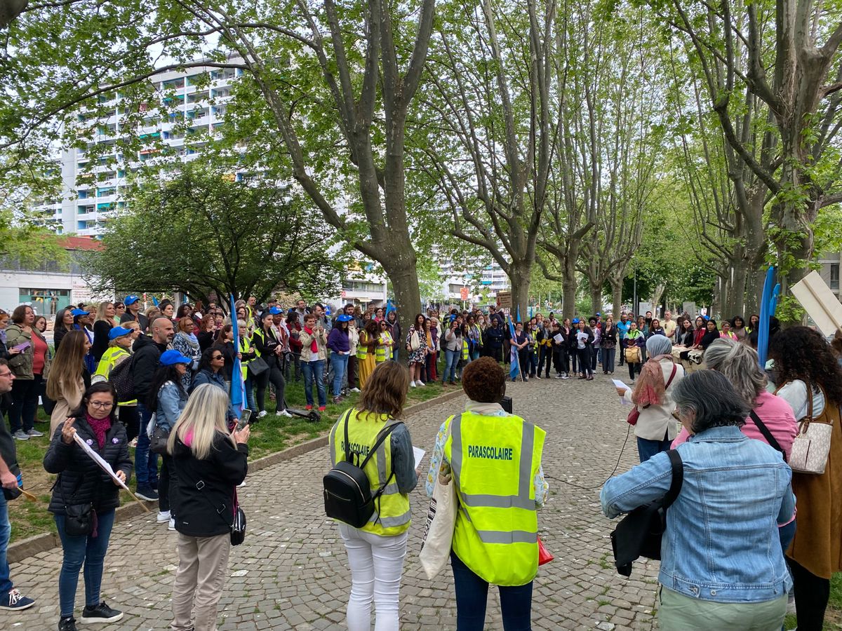Plus de 150 personnes se sont réunies mardi matin pour déposer une pétition afin d’améliorer les conditions de travail au Groupement intercommunal pour l’animation parascolaire.