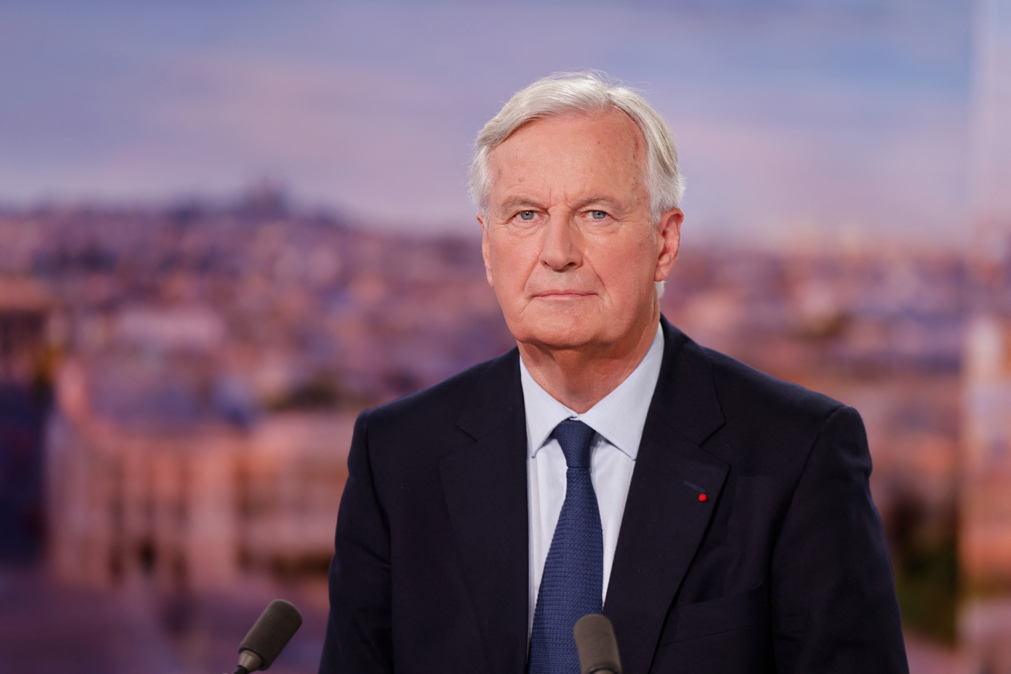 Le nouveau Premier ministre de la France, Michel Barnier, pose lors de la diffusion du journal télévisé de la chaîne française TF1 avec la journaliste et animatrice Anne-Claire Coudray à Boulogne-Billancourt, près de Paris, le 6 septembre 2024.