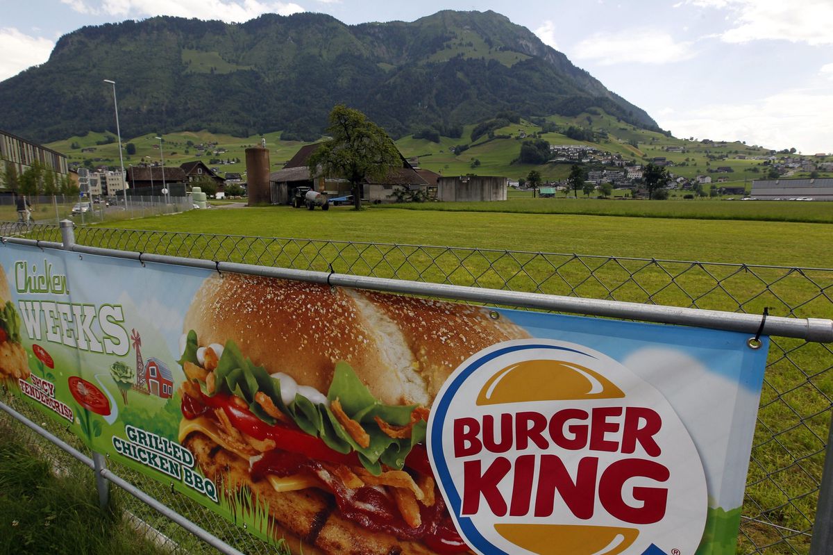 Ein Transparent von Burger King haengt vor der Landschaft auf dem Gebiet Bitzi in Stans im Kanton Nidwalden, am Mittwoch 22. Juni 2011. (KEYSTONE/Urs Flueeler)