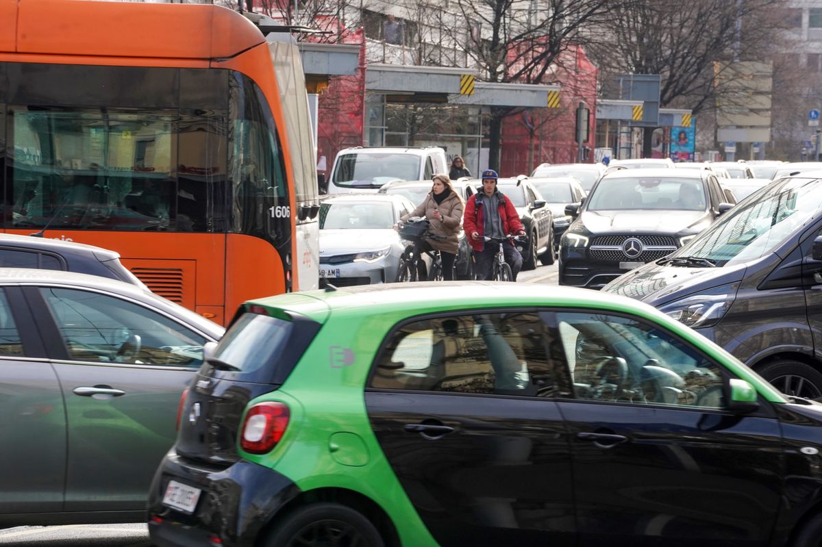 Circulation et trafic automobile très denses dans la ville. 