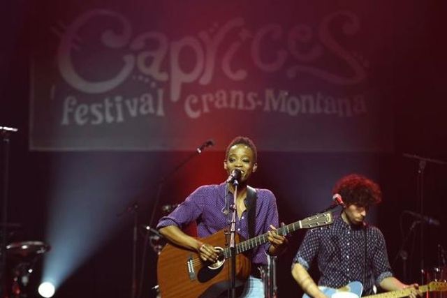La chanteuse Irma sur scène au Caprices Festival.