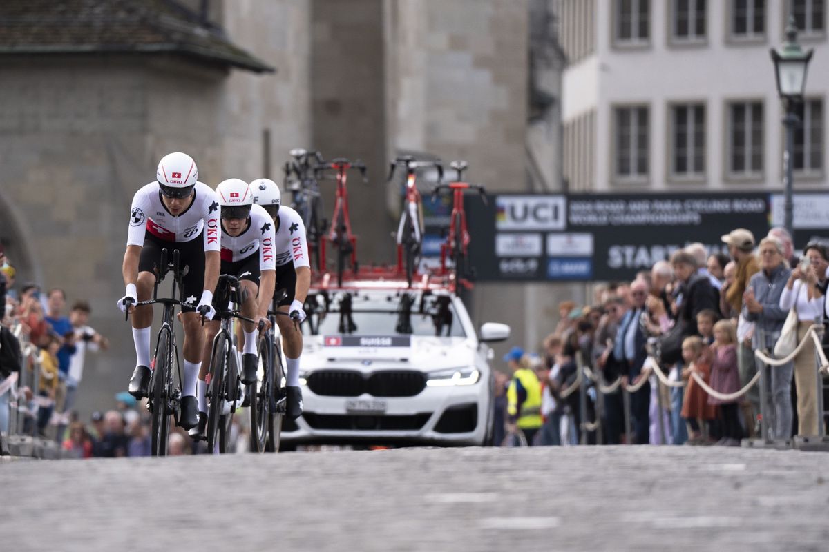 Stefan Bissegger, Johan Jacobs et Fabian Weiss de la Suisse participent à la course contre-la-montre par équipes mixtes lors des Championnats du Monde Route et Para-cyclisme UCI 2024 à Zurich, le 25 septembre 2024.