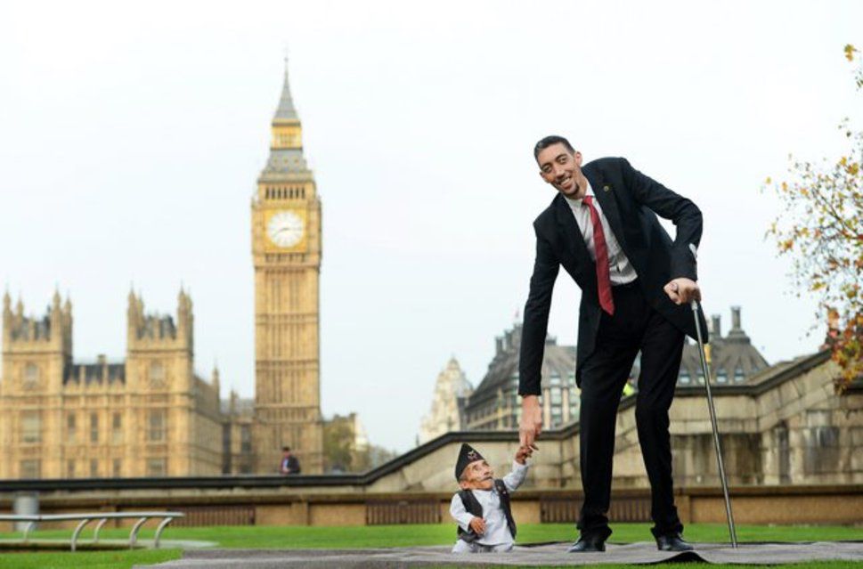 Guinness des records Quand l'homme le plus grand du monde rencontre le plus petit Le Matin Guinness des records Quand l'homme le plus grand du monde rencontre le plus petit Le Matin