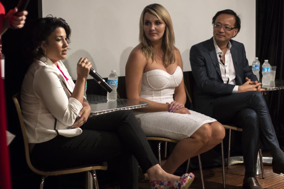 Brandon Wade, der Gründer der Site Seekingarrangement.com, und Sugar Baby Chelsea Ridenour hören Danielle Rose zu, einem Star des Kurzvideo-Diensts Vine. Brandon Wade, der Gründer der Site Seekingarrangement.com, und Sugar Baby Chelsea Ridenour hören Danielle Rose zu, einem Star des Kurzvideo-Diensts Vine.