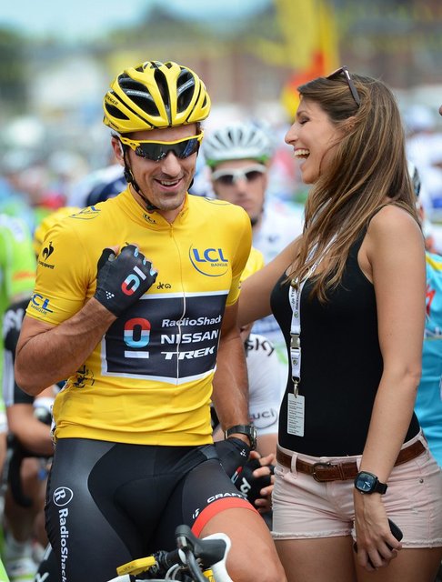 Gut drauf als Leader: Fabian Cancellara hält mit Laury Thilleman, der Miss France 2011, ein Schwätzchen. Merke: Die Tour de France bietet nicht nur landschaftliche Schönheiten.