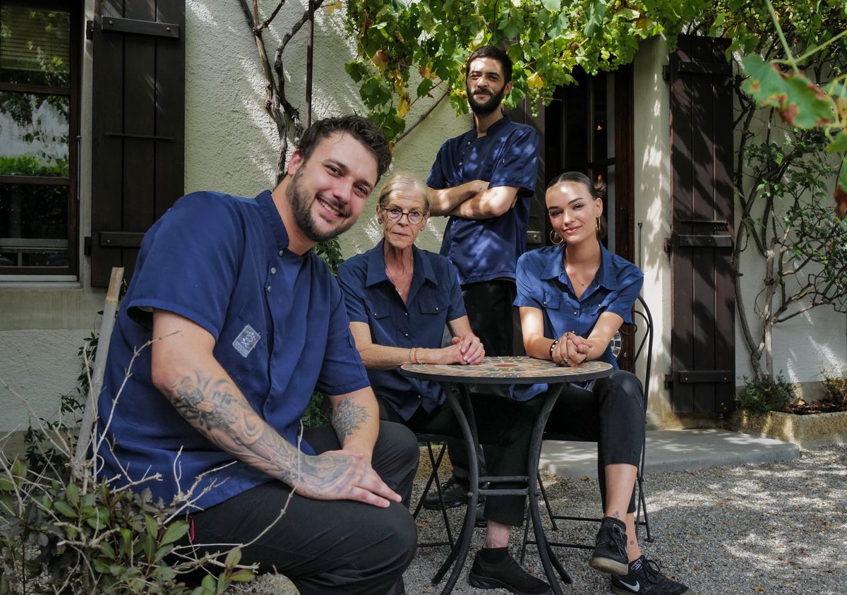 Maximilien Greber et trois autres personnes assises à une table en terrasse au Café de la Place à Chancy.