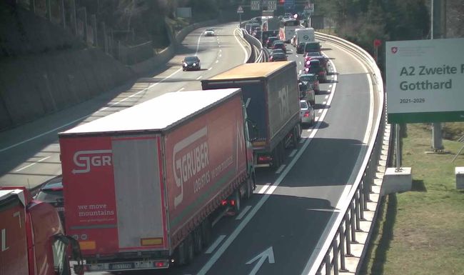 Viel Geduld nötig: Der Reiseverkehr vor Ostern staut sich vor dem Gotthardtunnel in Richtung Süden.